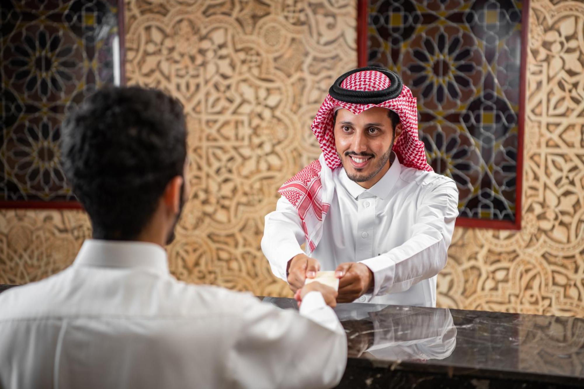 Al Shohada By Palm Rich Makkah Hotell Mekka Eksteriør bilde Arab men greeting each other
